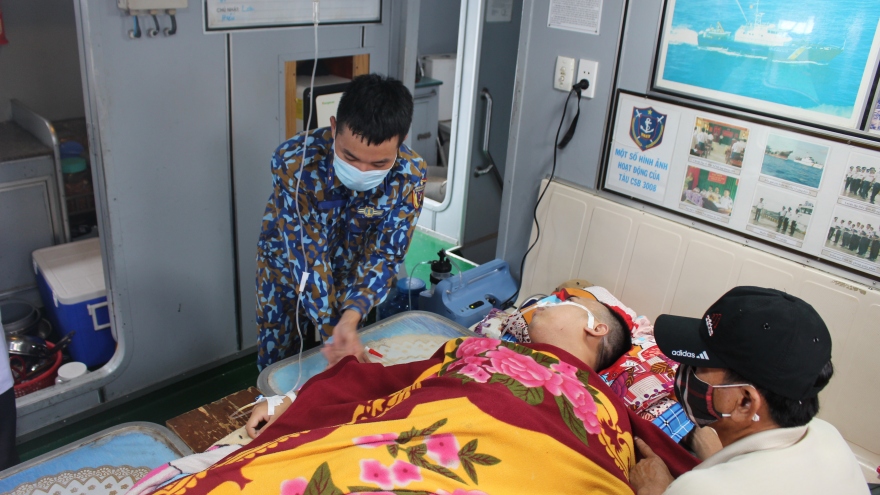 Cảnh sát biển cấp cứu 1 người dân nhiễm trùng đường ruột trên đảo Thổ Châu