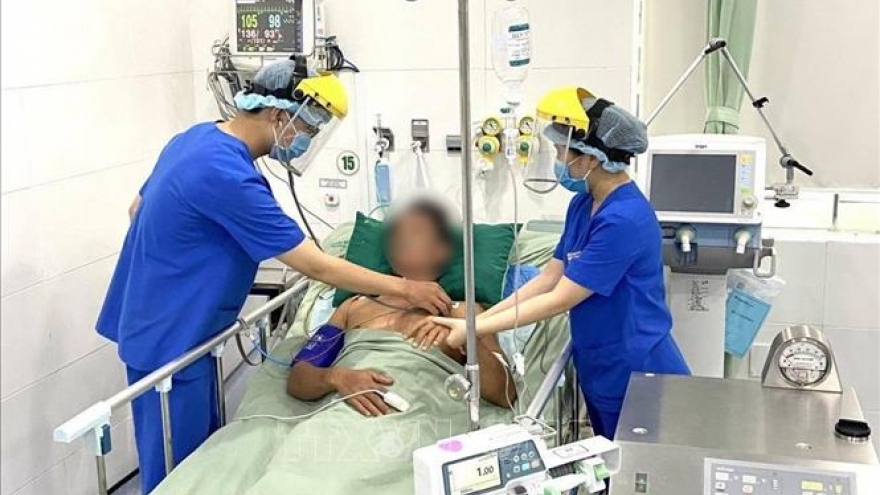 Cấp cứu thành công bệnh nhân Covid-19 bị ngưng tim ngưng thở