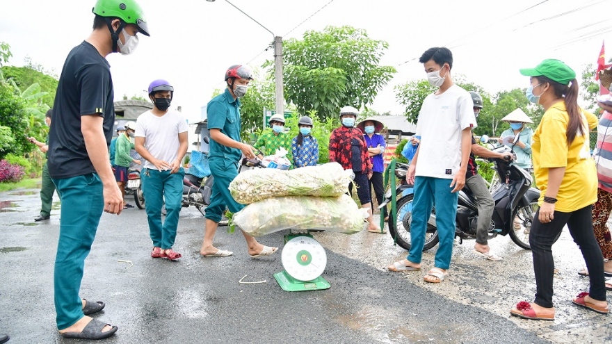 Quân khu 9 thu mua nông sản giúp người dân Sóc Trăng