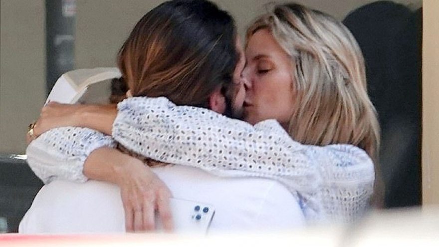 Siêu mẫu Heidi Klum và chồng trẻ ngọt ngào hôn nhau ở Rome