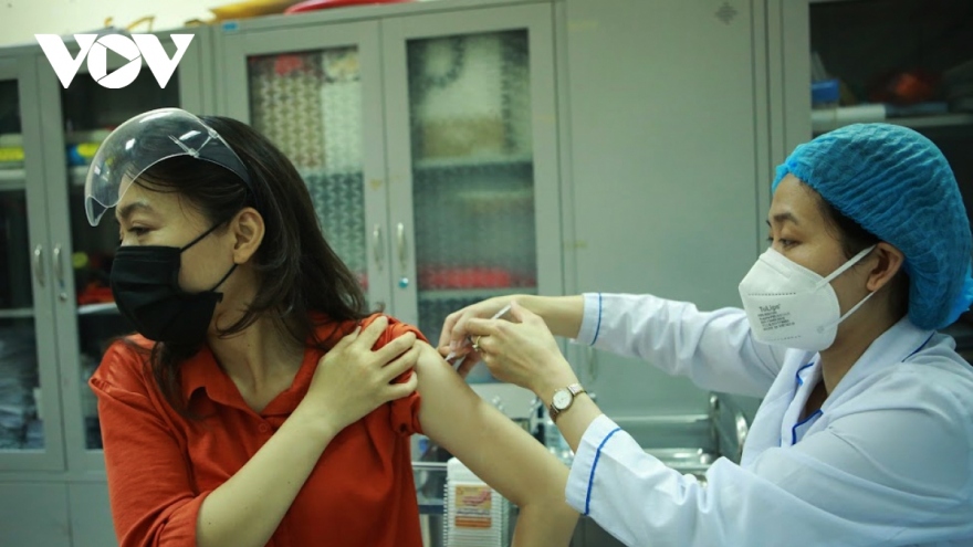 Hà Nội tiêm gần 2.500 mũi vaccine Covid-19 trong ngày mùng 1 Tết