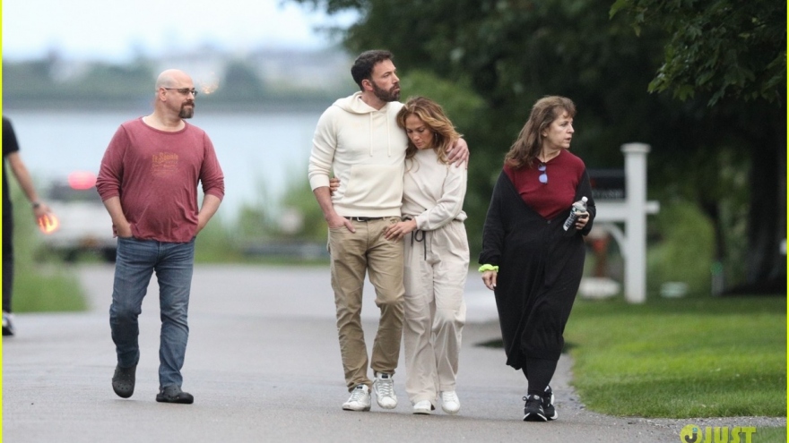 Jennifer Lopez tình tứ bên bạn trai Ben Affleck khi đi nghỉ dưỡng ở đảo Long