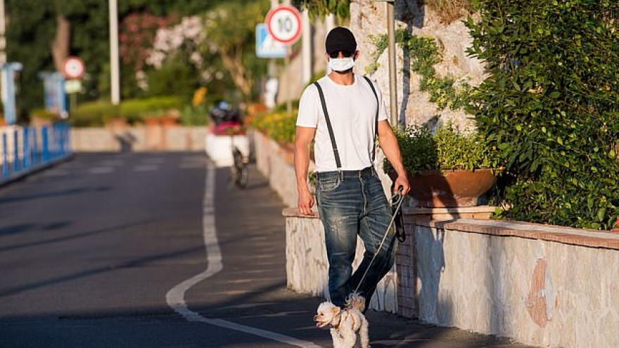 Orlando Bloom phong độ dẫn thú cưng đi dạo phố ở Ý