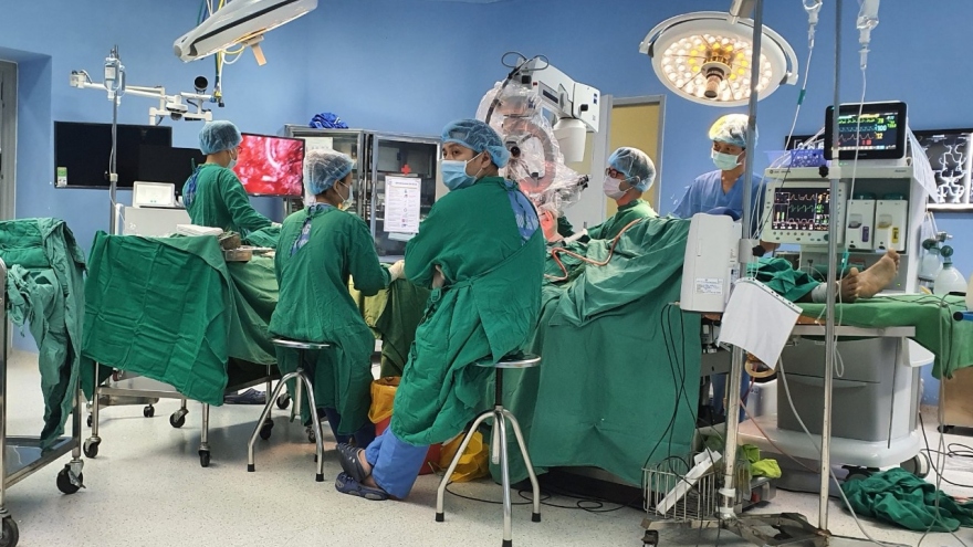 Bệnh viện đa khoa Yên Bái thực hiện thành công ca mổ khối u vùng nền sọ cho bệnh nhân