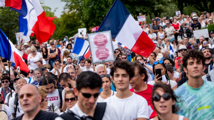 Hàng trăm nghìn người Pháp biểu tình chống các quy định y tế mới 