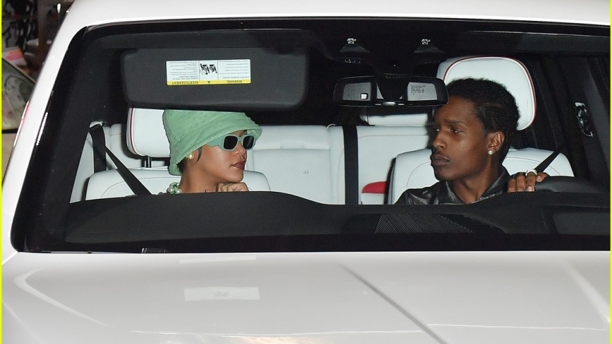 Rihanna và bạn trai A $ AP Rocky vui vẻ đến studio ở New York