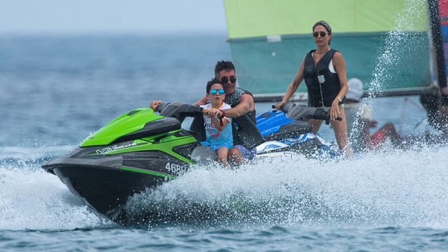 Simon Cowell hào hứng vui đùa cùng bạn gái và con trai ở biển