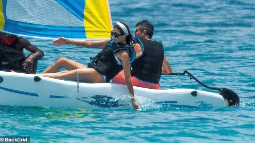 Simon Cowell vui vẻ chơi đùa cùng bạn gái và con trai cưng trên biển