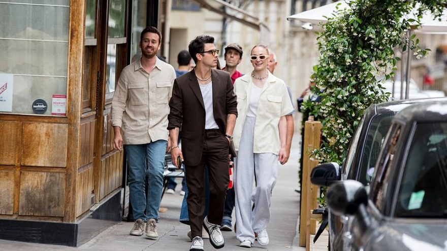 Vợ chồng Sophie Turner - Joe Jonas vui vẻ đi ăn trưa cùng bạn bè