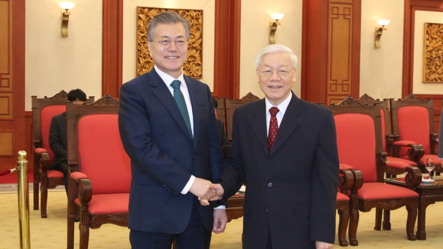 Tổng Bí thư Nguyễn Phú Trọng điện đàm với Tổng thống Hàn Quốc Moon Jae-in