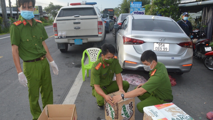 Bị bắt quả tang vận chuyển thuốc lá ngoại, tài xế dúi tiền vào tay CSGT