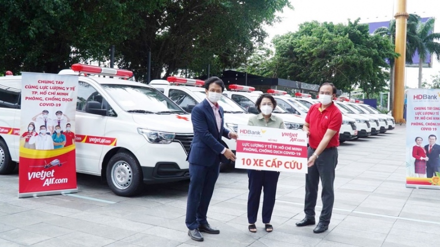 Tập đoàn Sovico tặng 10 xe cứu thương, hàng trăm ngàn suất cơm hỗ trợ TP.HCM