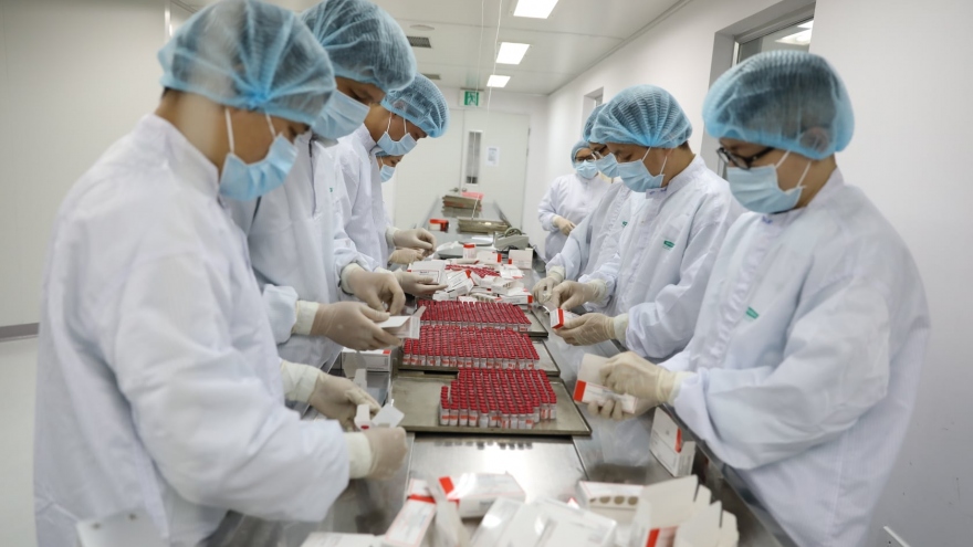 Cận cảnh quy trình gia công vaccine Sputnik V tại Việt Nam