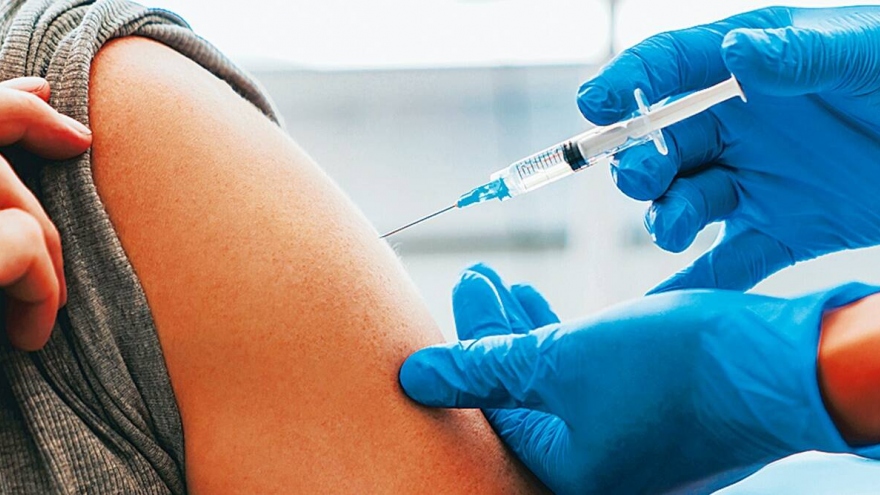 Bệnh viện Hữu nghị kỷ luật nhân viên y tế trong vụ “tiêm vaccine không đăng ký”