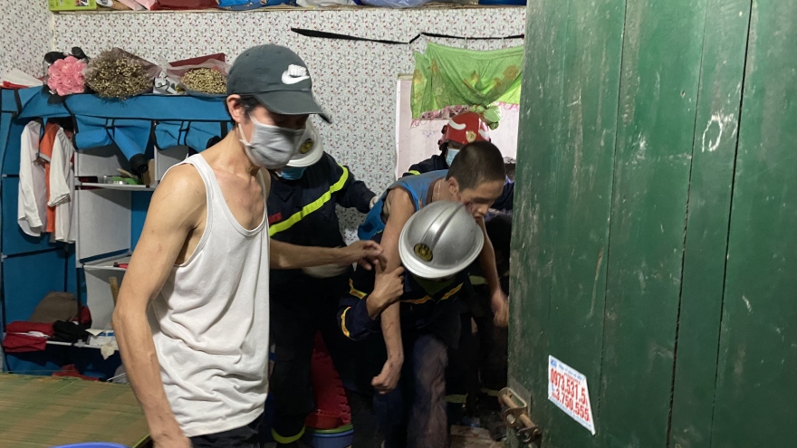 Đục tường cứu bé trai bị mắc kẹt sau 2 ngày mất tích tại Hà Nội
