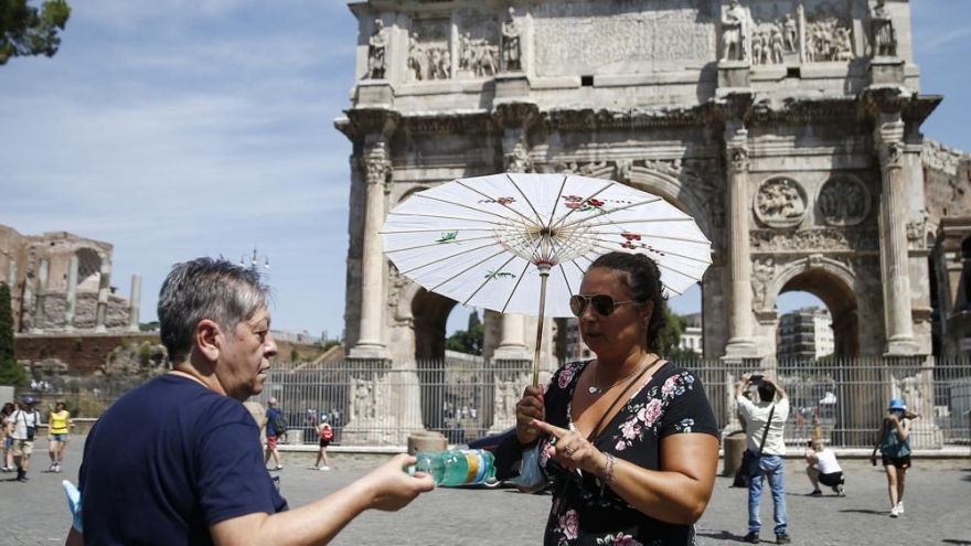 Du khách đổ về Rome bất chấp đợt nắng nóng bất thường