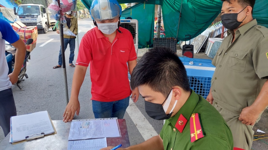 "Đội nắng" kiểm soát người ra đường ở chốt chống dịch ngoại thành Hà Nội
