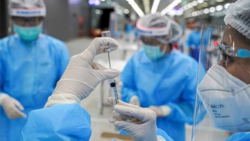 Kêu gọi tiêm vaccine ngừa Covid-19 cho người thu gom rác tại Thái Lan
