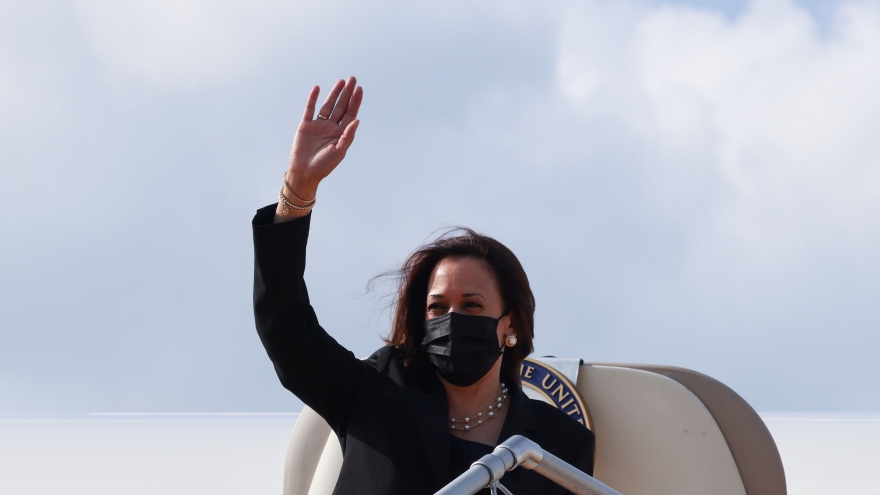 Video: Phó Tổng thống Mỹ Kamala Harris lên máy bay, kết thúc chuyến thăm Việt Nam