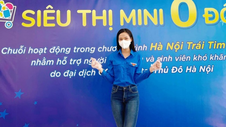 Hoa hậu Đỗ Thị Hà mặc áo xanh tình nguyện hỗ trợ người dân chọn đồ tại "Siêu thị 0 đồng"