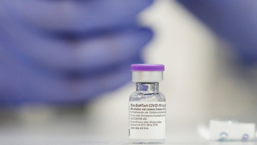 Tranh cãi về kế hoạch tiêm mũi vaccine ngừa Covid-19 tăng cường của Mỹ