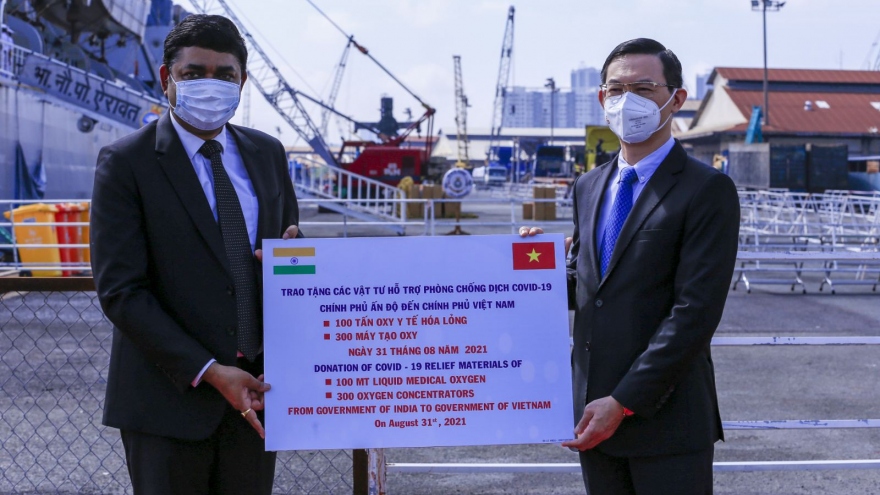 Lễ tiếp nhận trang thiết bị y tế của Chính phủ Ấn Độ tặng Chính phủ Việt Nam