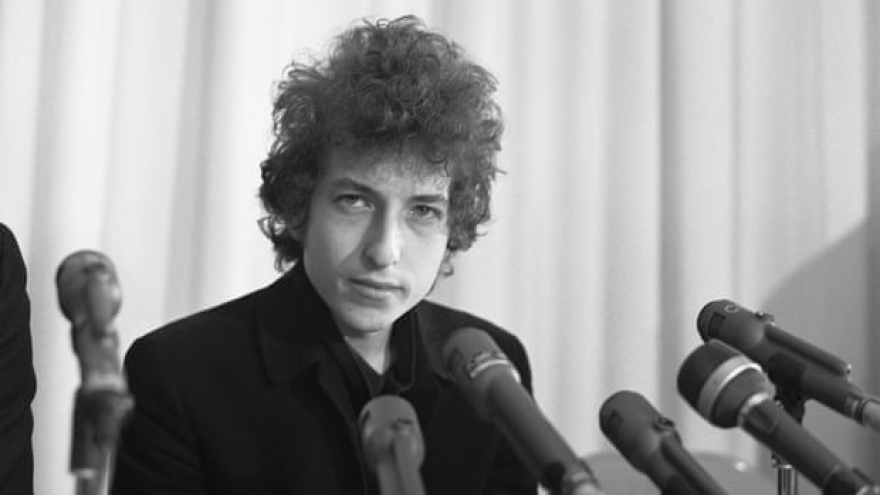 Huyền thoại âm nhạc Bob Dylan bị kiện vì chuốc thuốc, cưỡng hiếp trẻ em