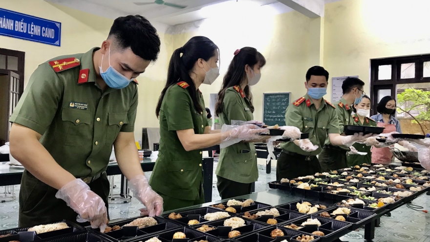 Bữa cơm ấm tình đồng đội tại các chốt phòng chống dịch ở Thái Bình