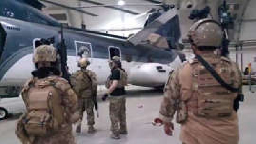 Taliban kiểm soát sân bay Kabul, thu giữ trực thăng Chinook ngay khi Mỹ rút đi