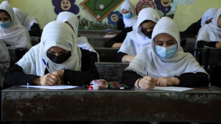 Nữ sinh choàng khăn trùm đầu đi học sau khi Taliban kiểm soát Afghanistan