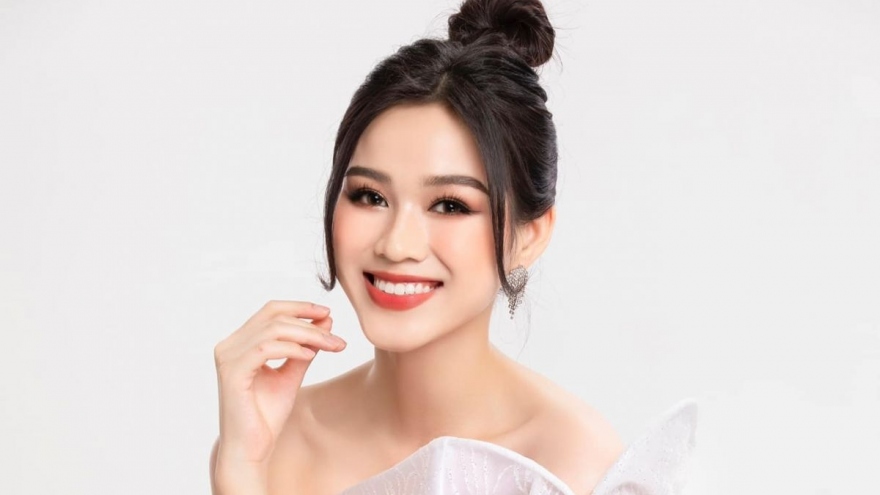 Chuyện showbiz: Hoa hậu Đỗ Thị Hà trổ tài tự make-up xinh đẹp tại nhà