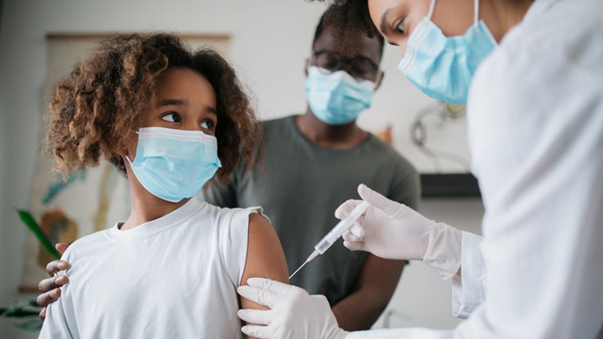 Những quốc gia nào đang tiêm vaccine Covid-19 cho trẻ vị thành niên?
