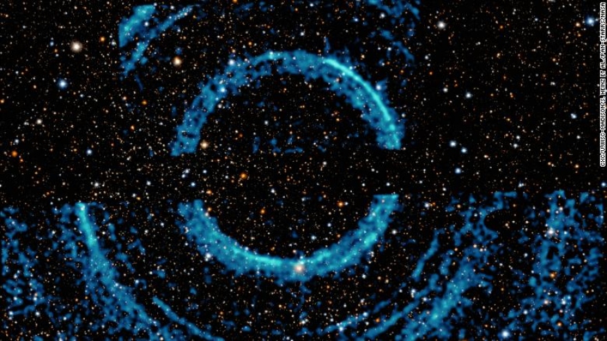 Hình ảnh ấn tượng của NASA ghi lại những vòng sáng ma quái quanh một hố đen