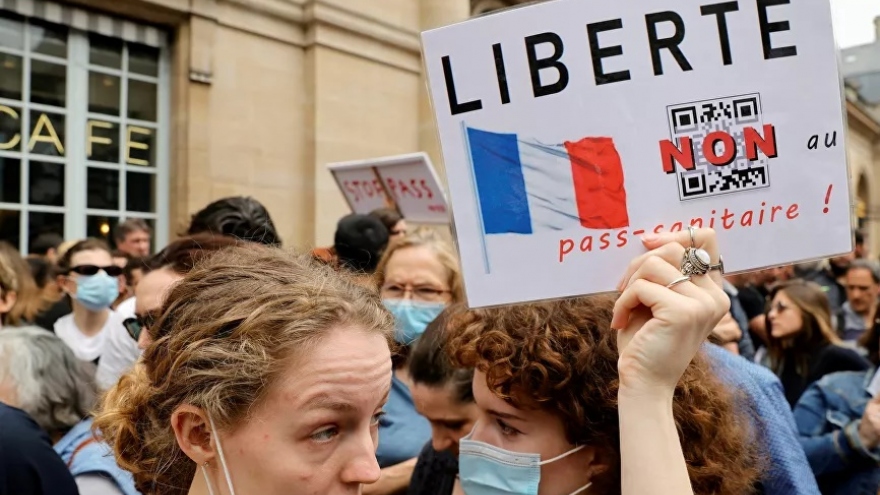 Người dân thủ đô Paris (Pháp) biểu tình phản đối giấy thông hành Covid-19
