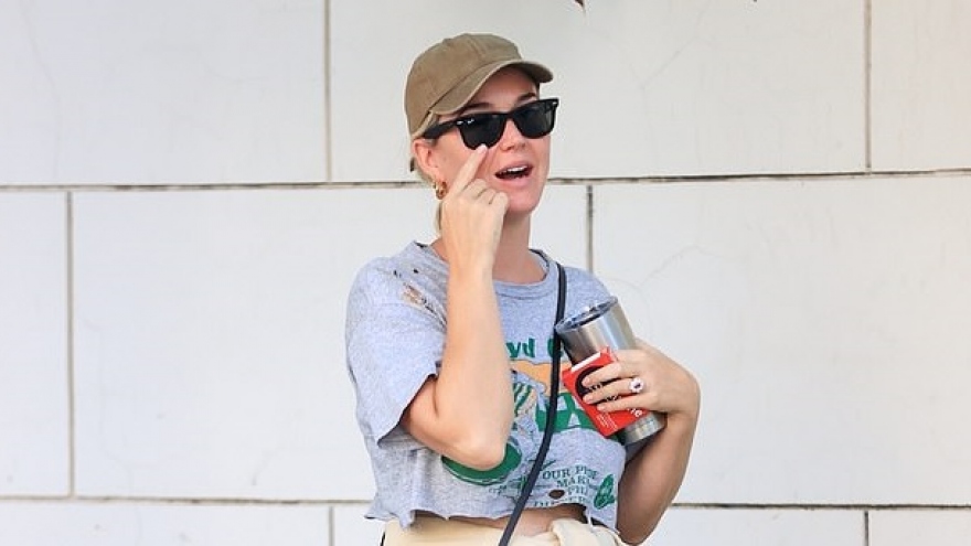 Katy Perry mặc áo phông "rách" ra phố một mình