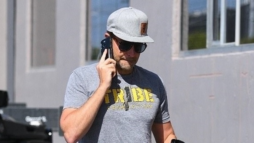 Bradley Cooper mải mê nghe điện thoại trên phố