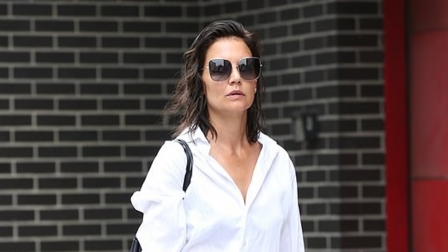 Katie Holmes lên đồ sành điệu đi dạo phố trong ngày nắng đẹp