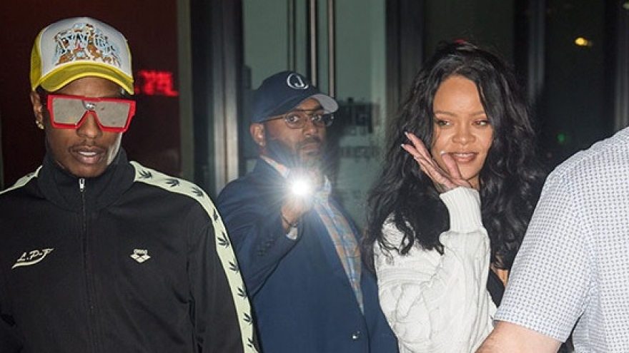 Rihanna sành điệu chơi bowling cùng bạn trai