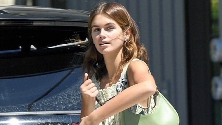 Kaia Gerber khoe dáng với đầm họa tiết sang chảnh