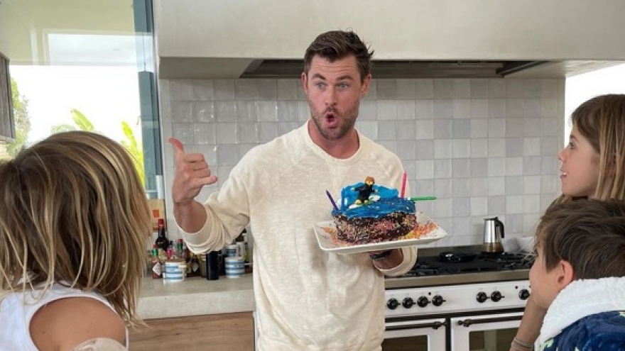 Chris Hemsworth hào hứng khoe bánh sinh nhật các con làm tặng