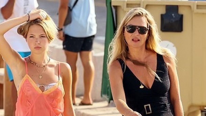 Cựu siêu mẫu Kate Moss diện áo tắm trẻ trung sánh bước bên con gái Lila