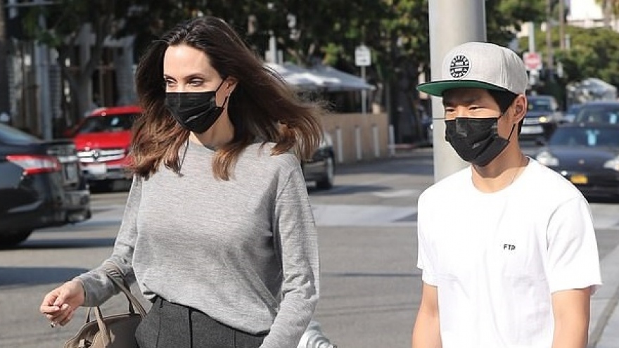 Pax Thiên "hộ tống" mẹ Angelina Jolie đi mua sắm chiều cuối tuần