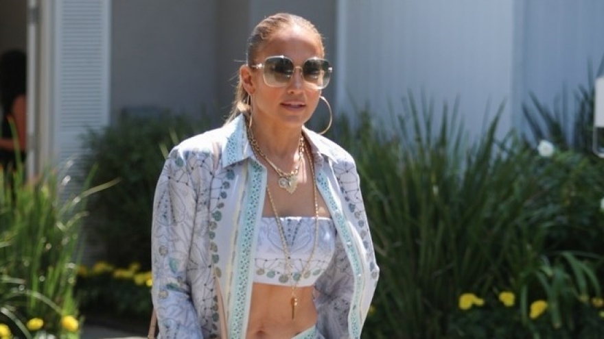 Jennifer Lopez trẻ trung xuống phố chiều cuối tuần