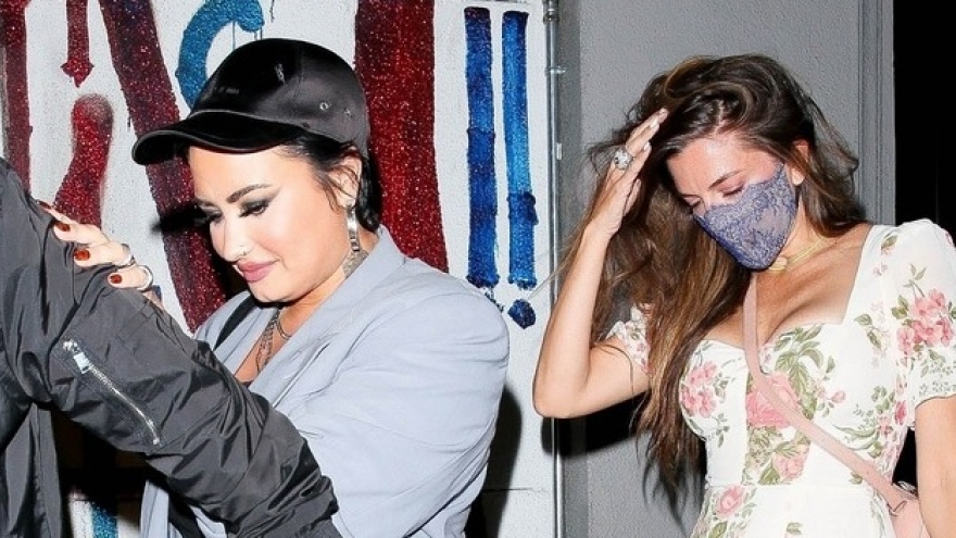 Demi Lovato phối đồ phong cách đi chơi tối cùng bạn thân