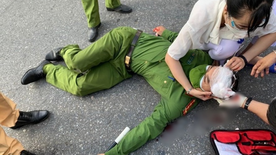 Nam sinh viên rồ ga "thông chốt", đâm bị thương một đại úy công an ở Hà Nội