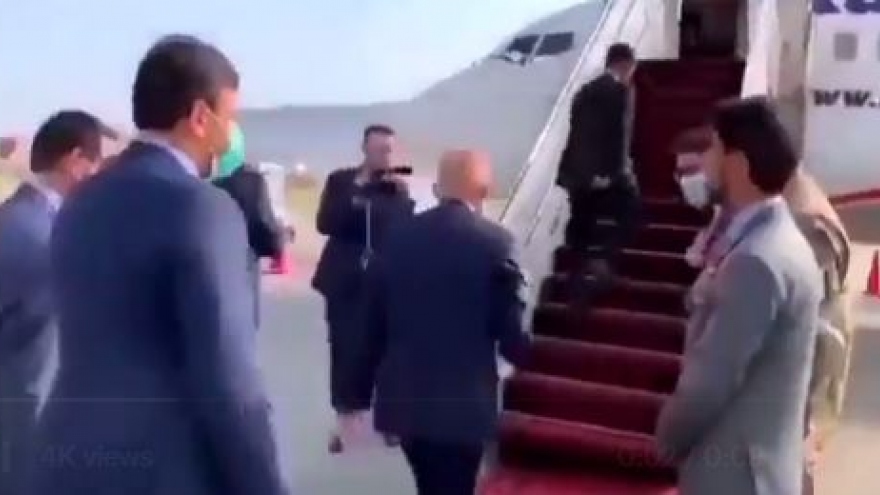 Tổng thống Afghanistan lên máy bay rời Kabul khi Taliban kiểm soát phần lớn đất nước