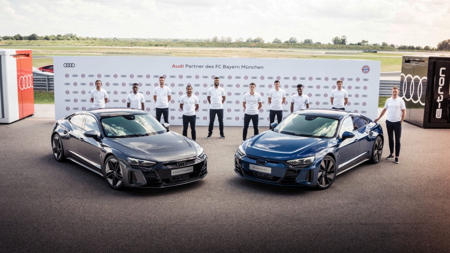 Sao FC Bayern Munich được tặng Audi e-Tron GT và RS e-Tron GT