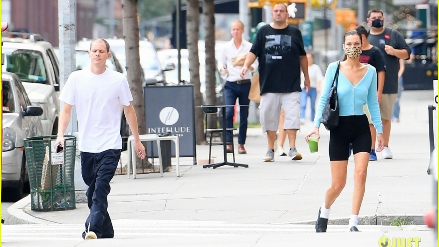 Siêu mẫu Bella Hadid và bạn trai "né" paparazzi khi đi dạo phố