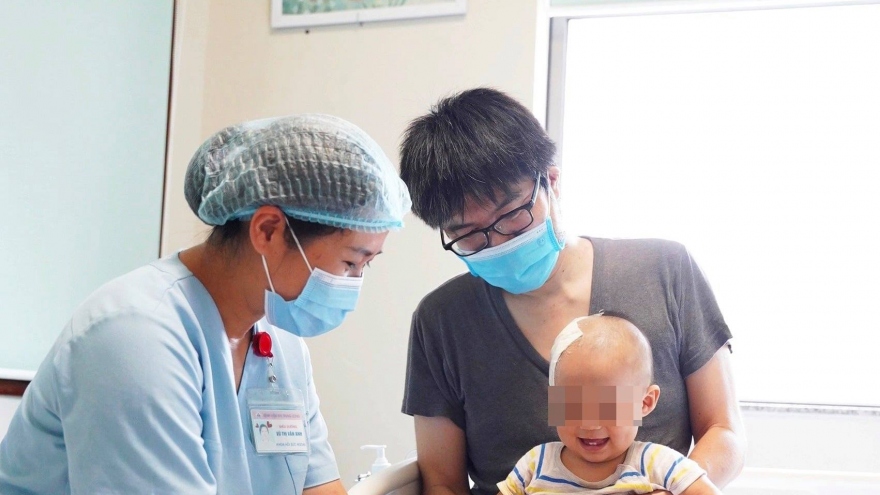 Cứu sống bé trai người Nhật bị chấn thương sọ não khi đang trong thời gian cách ly