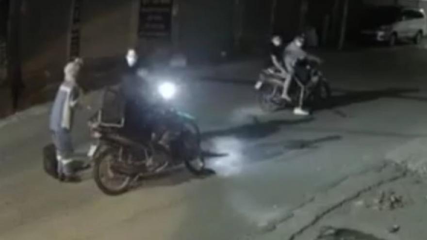 Nữ công nhân môi trường Hà Nội bị 4 thanh niên cướp xe máy trong đêm